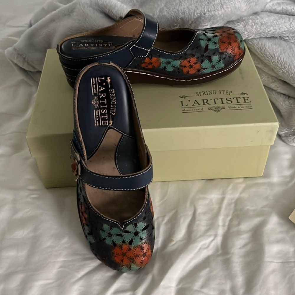 Spring Step L’Artiste “Ananá-Blum” clogs S 37 Navy multi-color floral design.